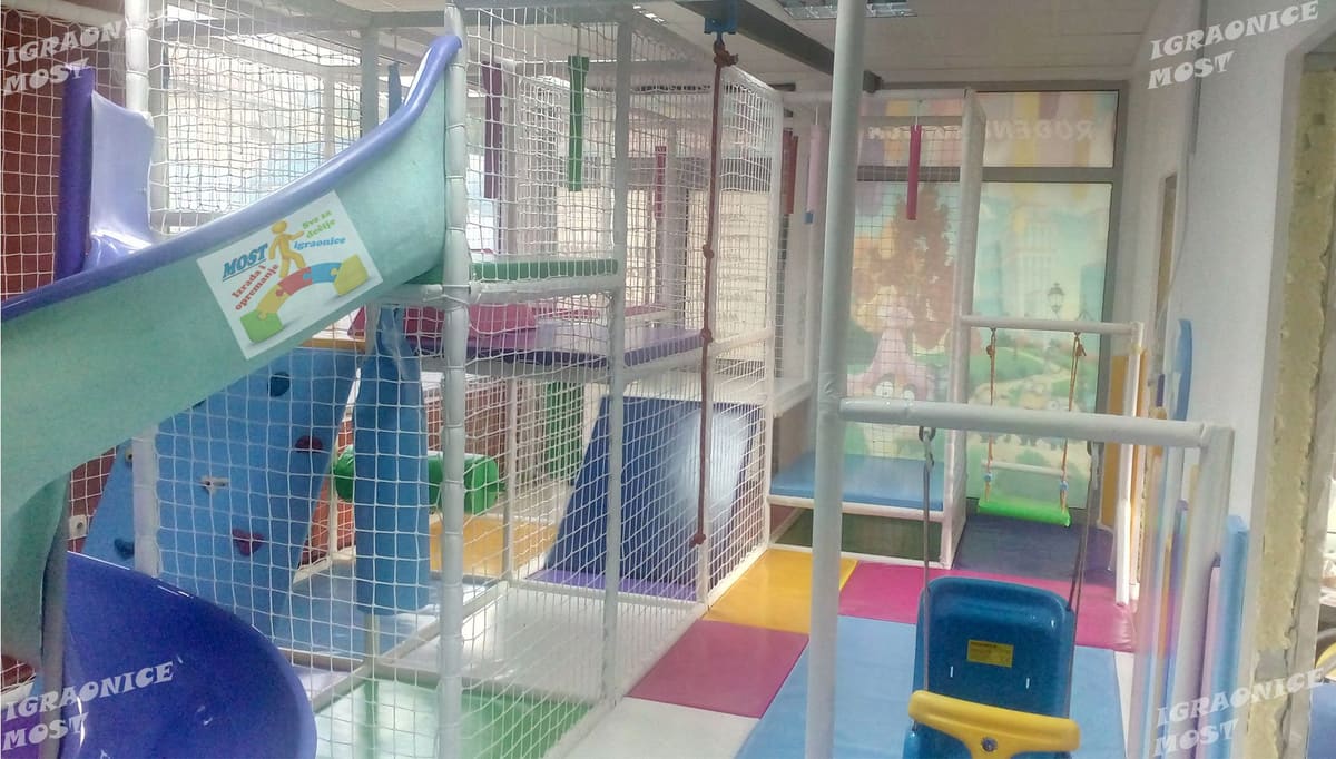 Ljuljaške i tobogan u igraonici u Bajinoj Bašti, uz veliki prozor