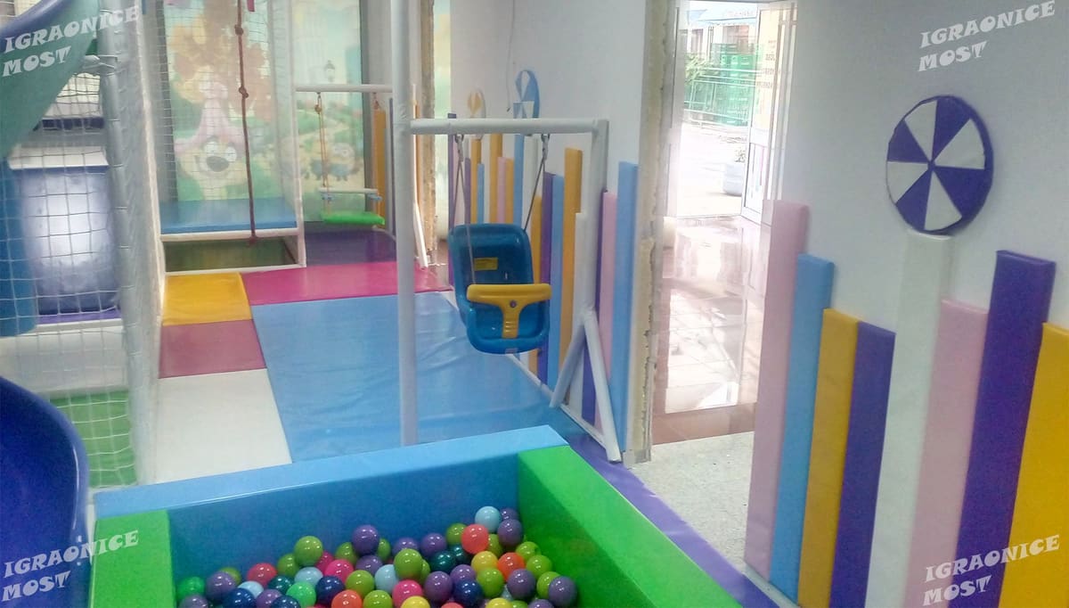 Bazen sa lopticama uz strunjače i ljuljašku u dečijoj igraonici