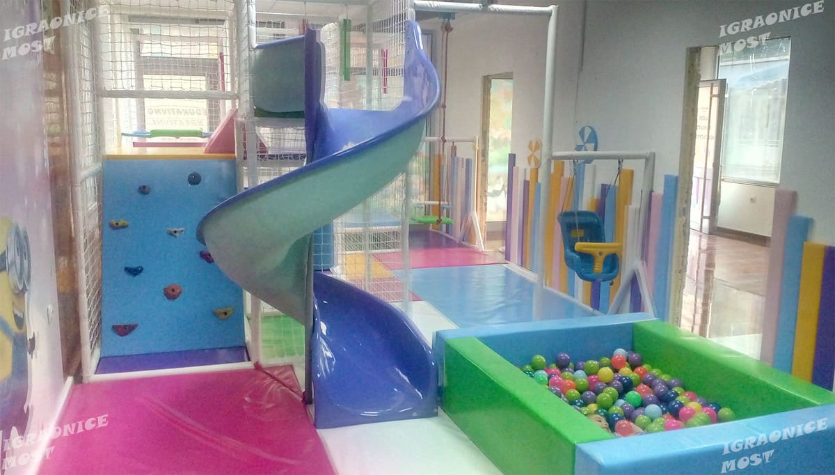 Veštačka stena za penjanje i tobogan koji se spušta u bazen sa lopticama