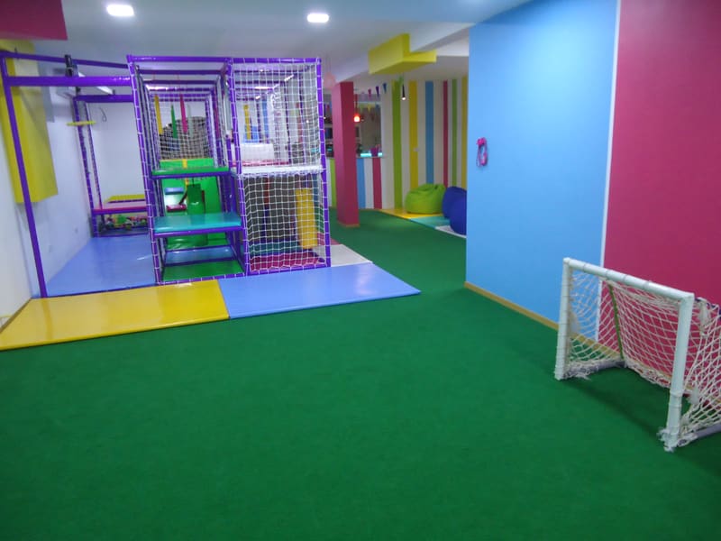 Deo igraonice sa veštačkom travom i golom za fudbal, lavirint u pozadini