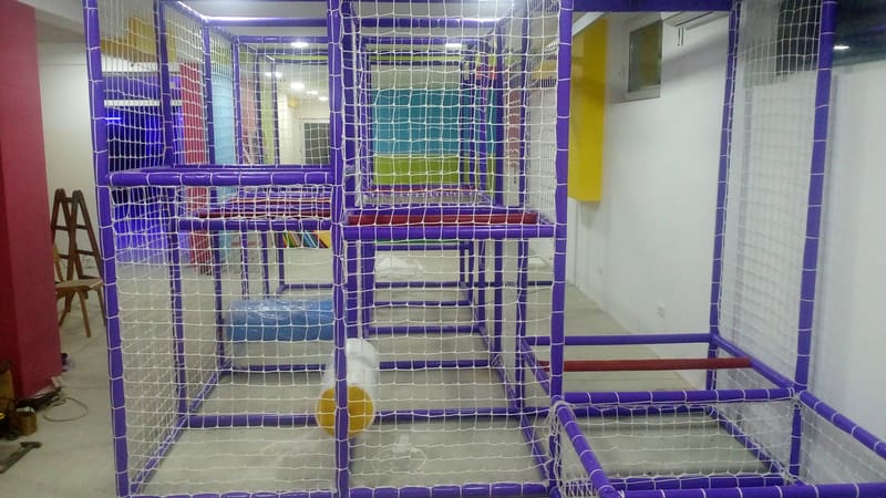 Konstrukcija lavirinta sa zategnutim mrežama, pre postavljanja podloga i tobogana