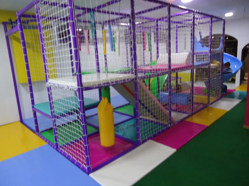 Lavirint na dva nivoa sa visećim mekim preprekama, rampom i spiralnim toboganom na kraju