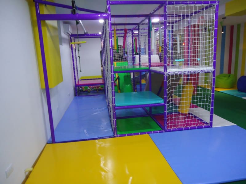 Lavirint uz zid igraonice sa užetom za penjanje i mekim podlogama u žutoj i plavoj boji