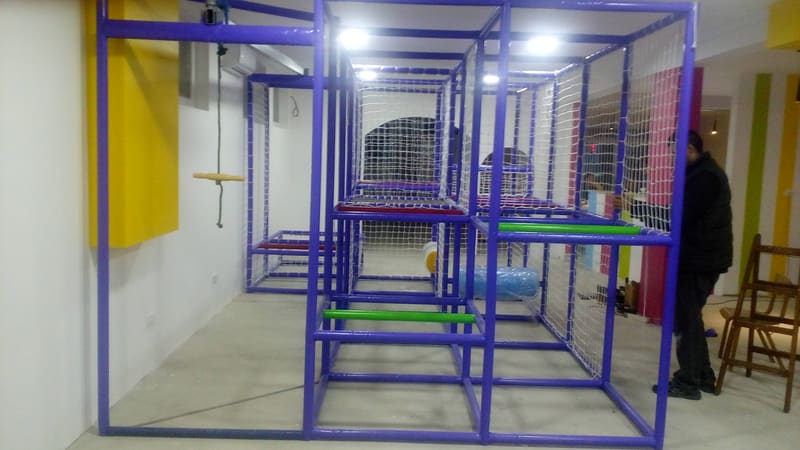 Montaža noseće konstrukcije lavirinta u praznoj sali, pre mreža i obloga