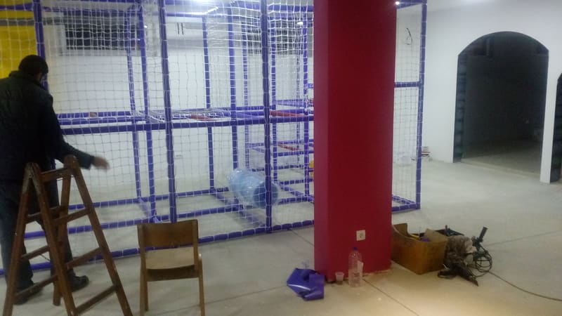 Postavljanje zaštitnih mreža na konstrukciju lavirinta tokom montaže