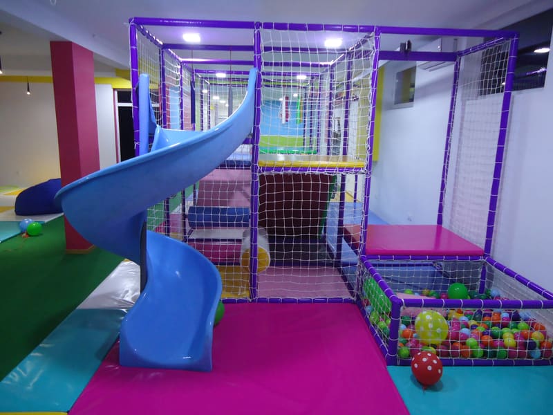 Plavi spiralni tobogan iz lavirinta i bazen sa lopticama na mekim podlogama