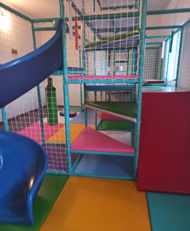 Crvena meka rampa uz lavirint i platforme sa podlogama u boji