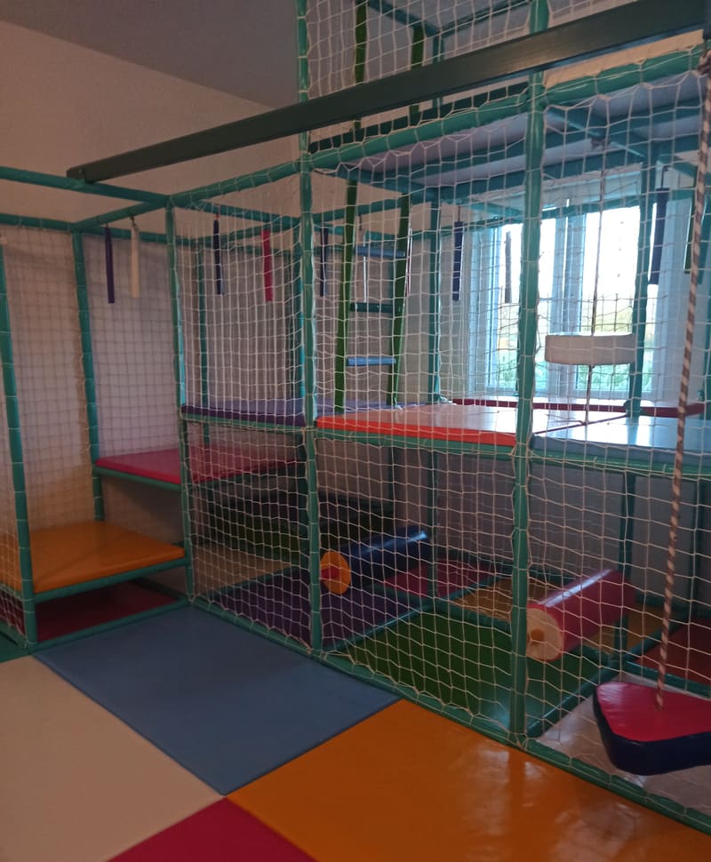 Donji nivo lavirinta sa mekim preprekama i podlogama u boji