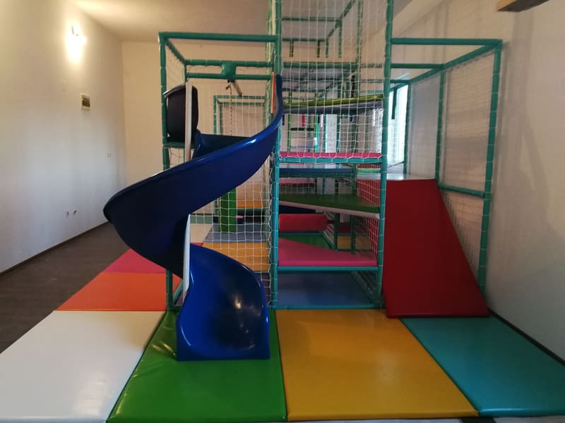 Kraj lavirinta sa spiralnim toboganom, crvenom mekom rampom i platformama