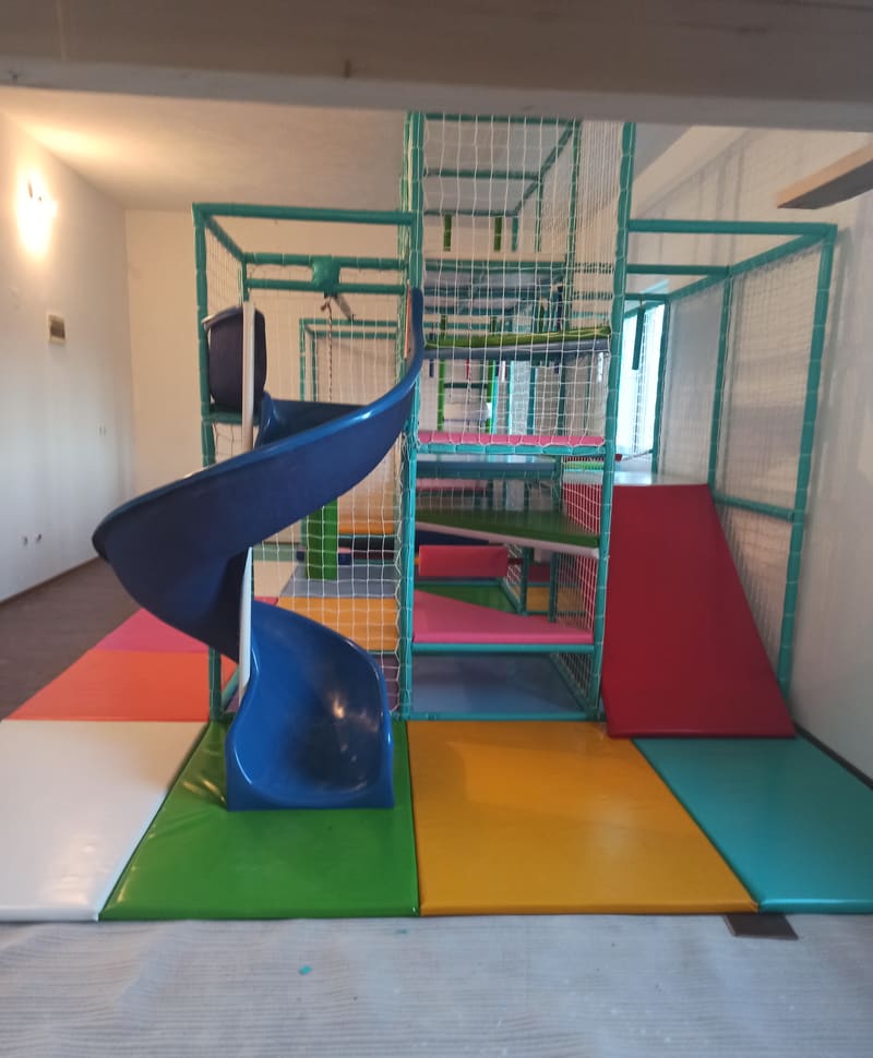 Lavirint snimljen celom dužinom, sa spiralnim toboganom i crvenom rampom