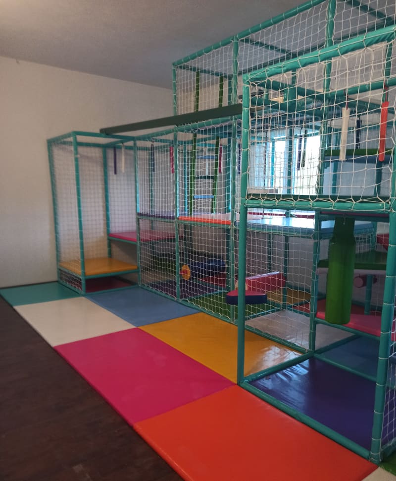 Lavirint na dva nivoa sa zaštitnim mrežama i mekim podlogama u boji
