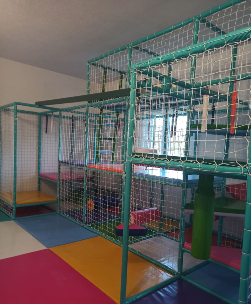Lavirint snimljen sa strane — nivoi, mreže i podloge u boji