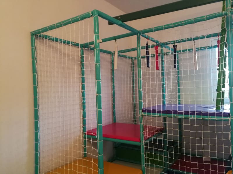 Platforme lavirinta na dva nivoa sa zaštitnim mrežama i visećim trakama