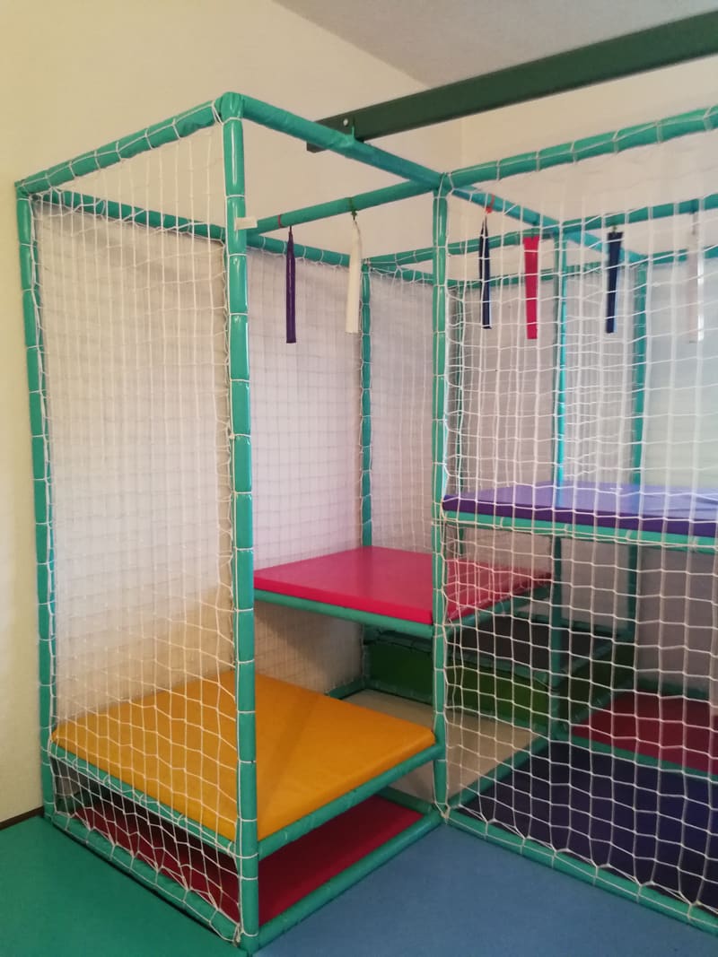 Ugao lavirinta sa platformama u žutoj, crvenoj i ljubičastoj boji i visećim trakama