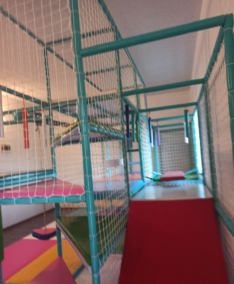 Pogled duž lavirinta — mreže, platforme i crvena rampa na ulazu