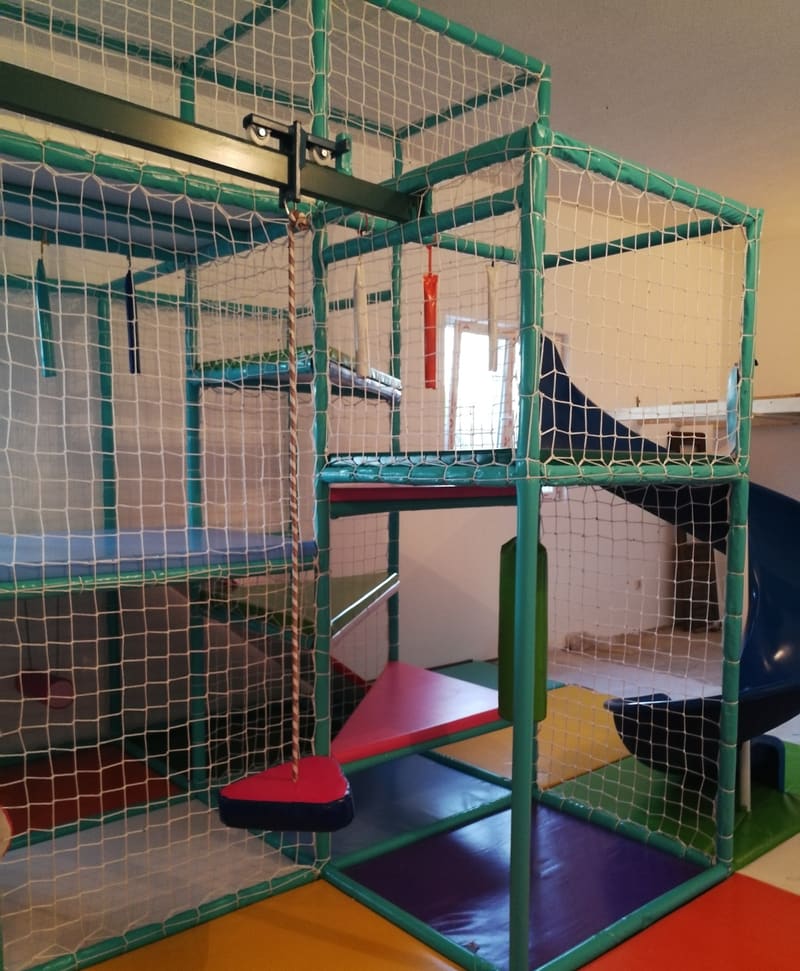 Unutrašnjost lavirinta sa visećim preprekama, mekim stepenikom i mrežama