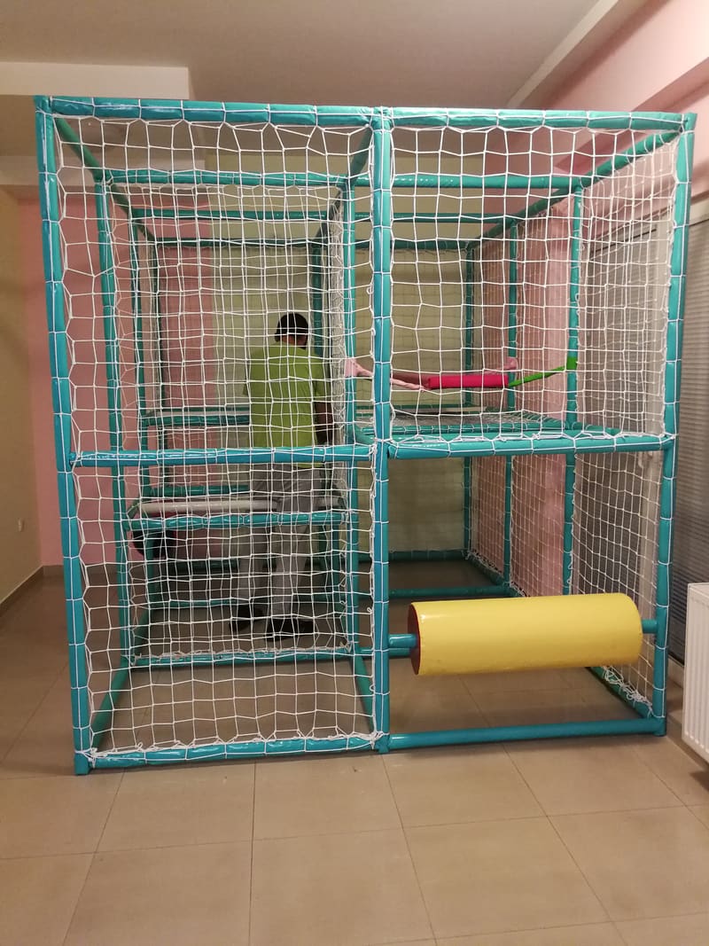 Montaža lavirinta — konstrukcija sa mrežama i žutim valjkom, pre postavljanja podloga