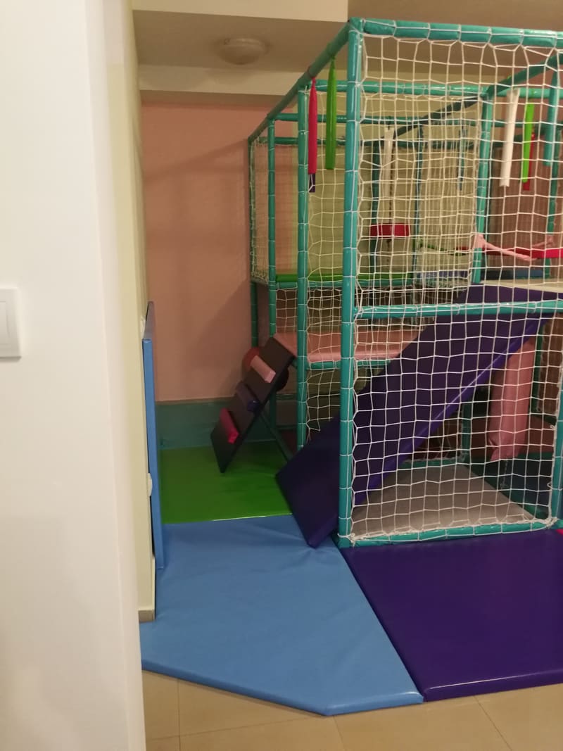 Lavirint sa mekim stepenicama, ljubičastom rampom i tapaciranom oblogom zida