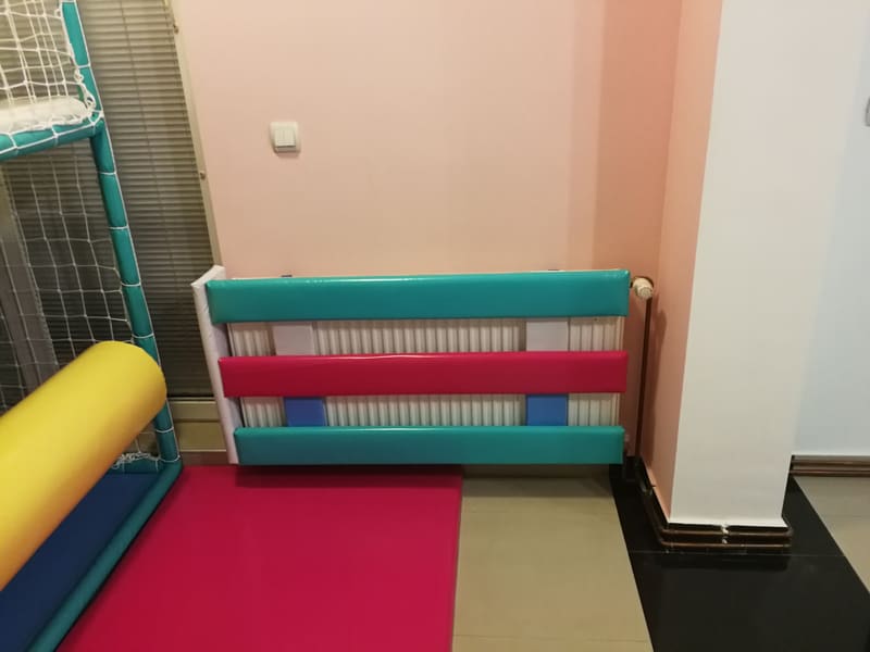Radijator obložen tapaciranim letvama, uz meki valjak i podnu oblogu lavirinta