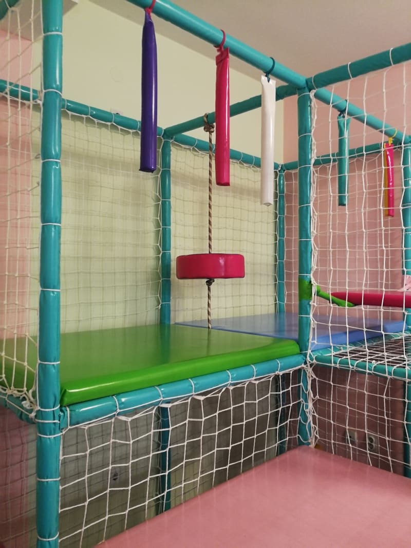 Viseće meke prepreke i platforma na drugom nivou lavirinta