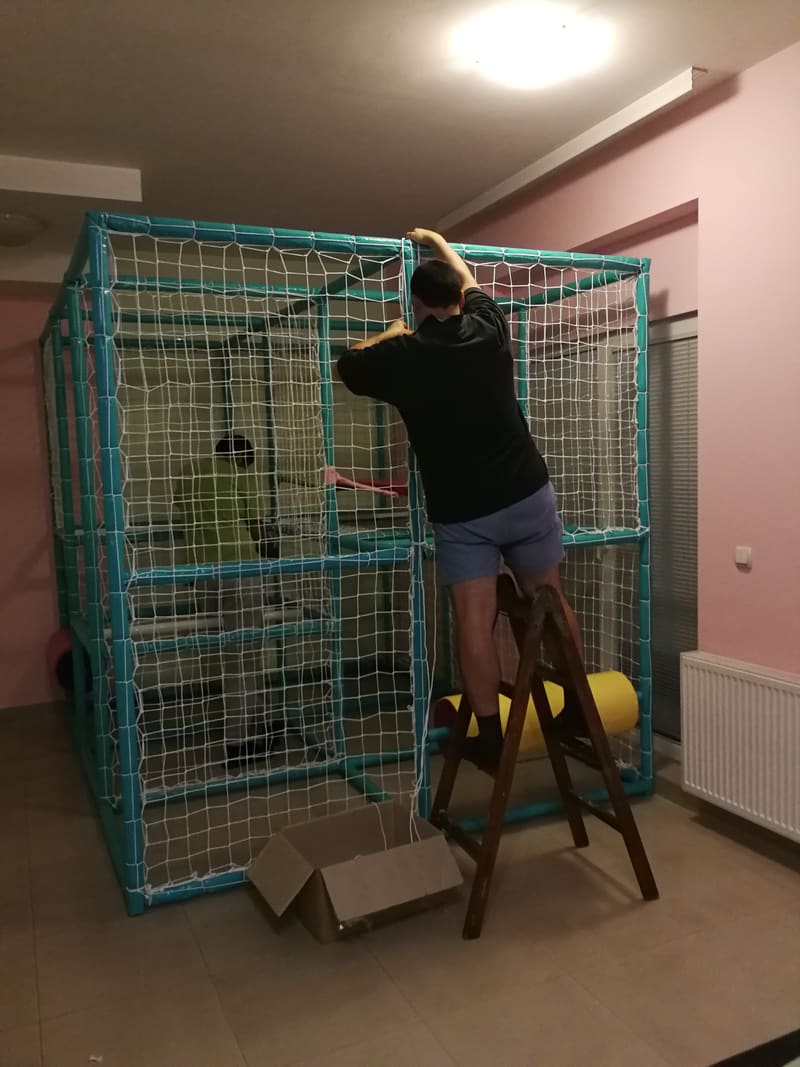 Zatezanje zaštitnih mreža na konstrukciji lavirinta tokom montaže