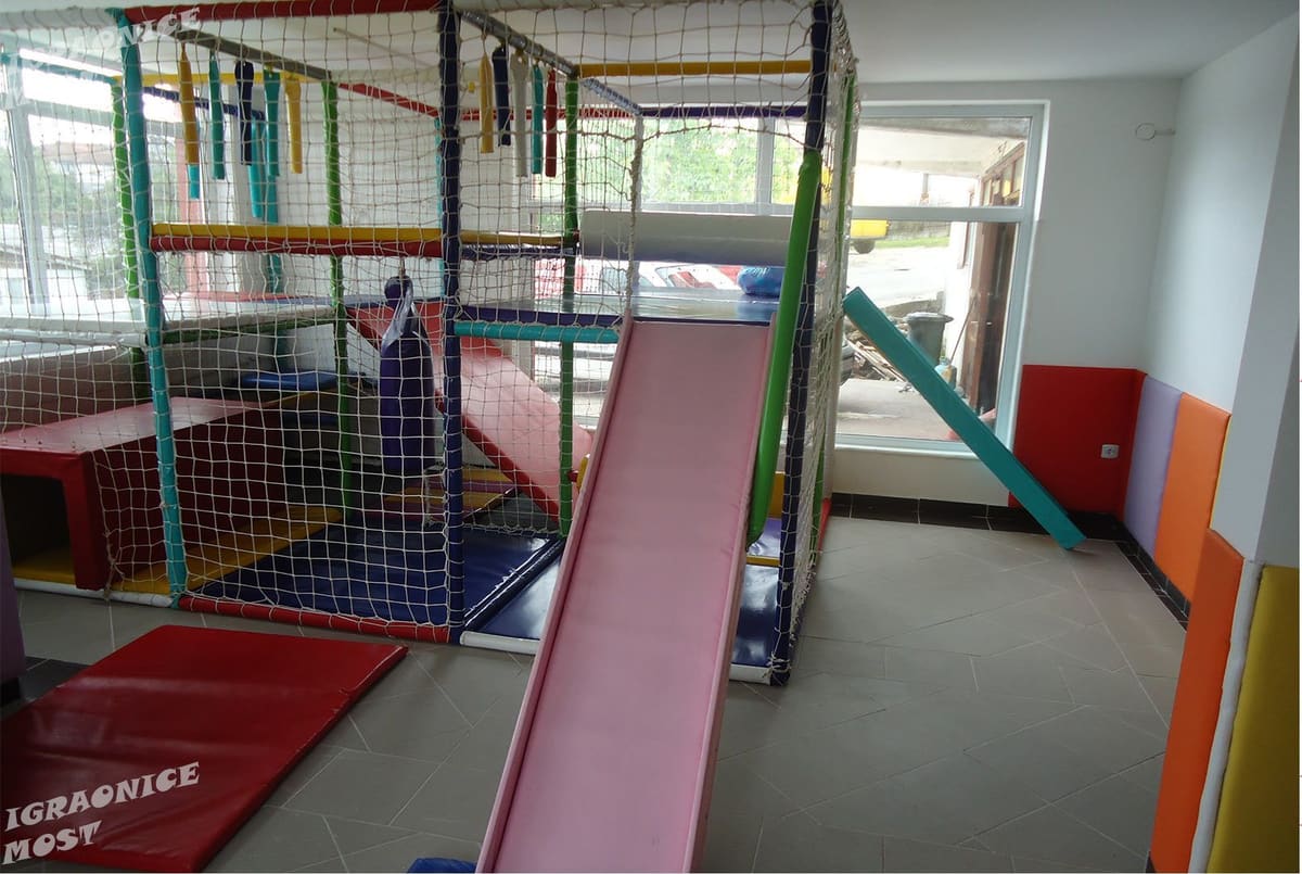 Kutak igraonice sa tunelom, stolom za decu i mekim oblogama na zidu