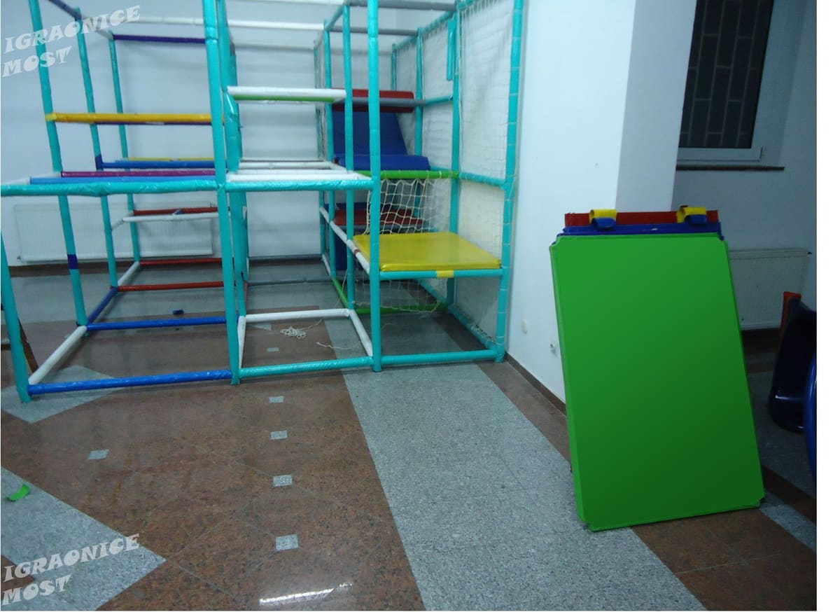 Montaža noseće konstrukcije lavirinta u prostoru pre postavljanja obloga