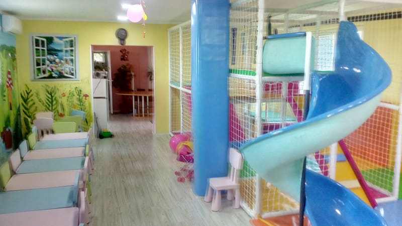 Igraonica sa stolovima za decu i lavirintom sa spiralnim toboganom