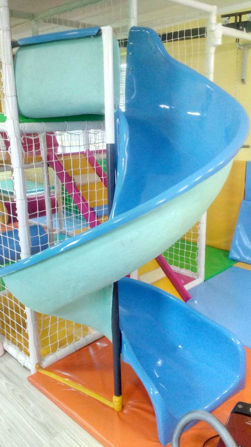 Spiralni tobogan i konstrukcija lavirinta sa podlogama u boji