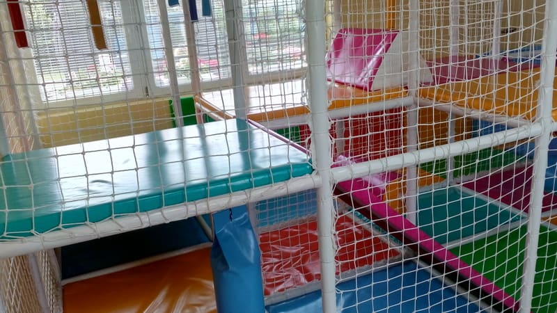 Unutrašnjost lavirinta — platforme, zaštitne mreže i meke podloge u boji