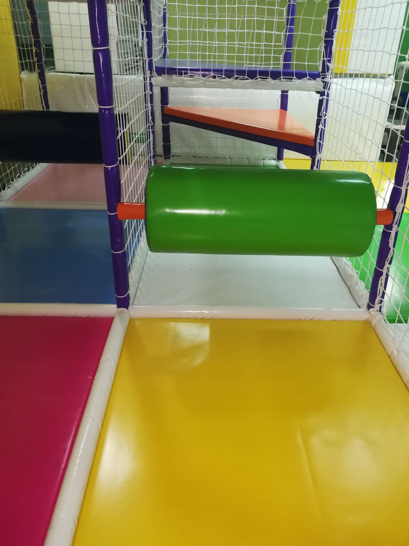 Zeleni meki valjak u prolazu kroz lavirint