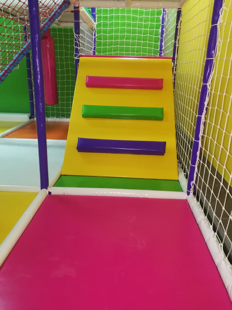 Meka rampa sa stepenicima za penjanje na viši nivo lavirinta