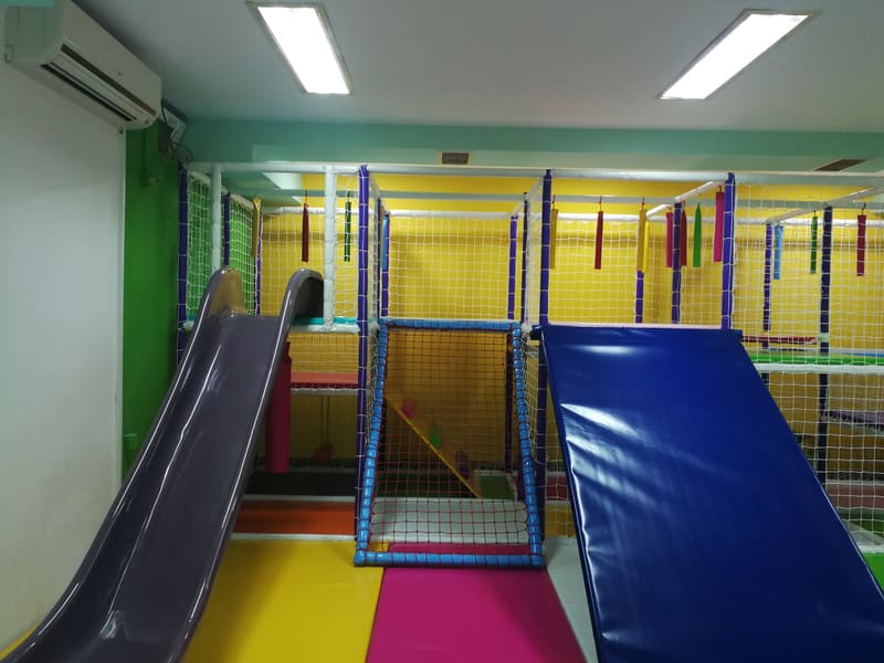 Tobogan i meka rampa na ulazu u lavirint, uz tapacirane zidove