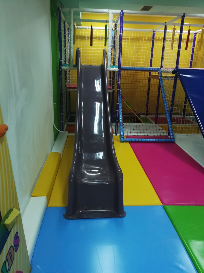 Tobogan iz lavirinta na podlogama u plavoj, žutoj, rozoj i zelenoj boji