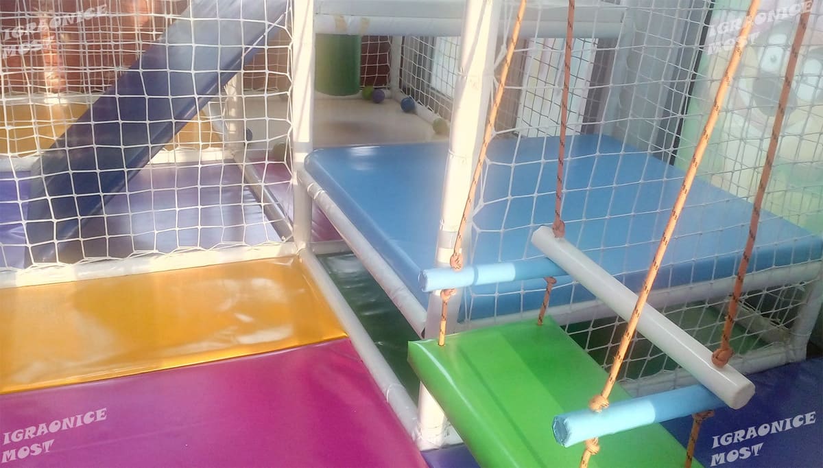 Unutrašnjost lavirinta — mreže, užad i penjalice iz ugla deteta