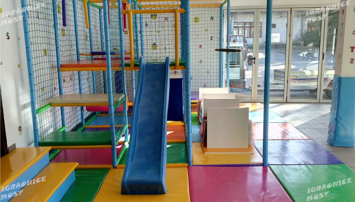 Lavirint sa toboganima ugrađen po sistemu ključ u ruke, snimljen po završetku radova