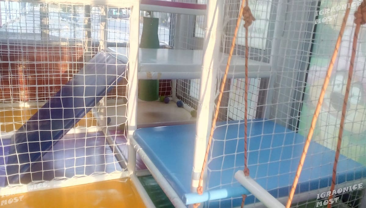 Lavirint sa ljuljaškama na užadima, penjalicama i mekim oblogama