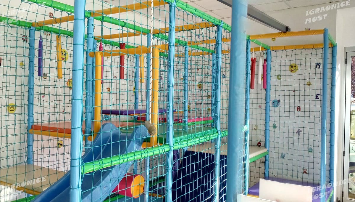 Lavirint sa tirkiznom konstrukcijom, zategnutim mrežama i platformama