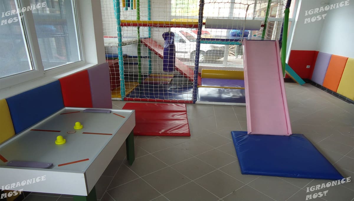 Lavirint sa tirkiznom konstrukcijom snimljen iz sale, sa penjalicama i mrežama