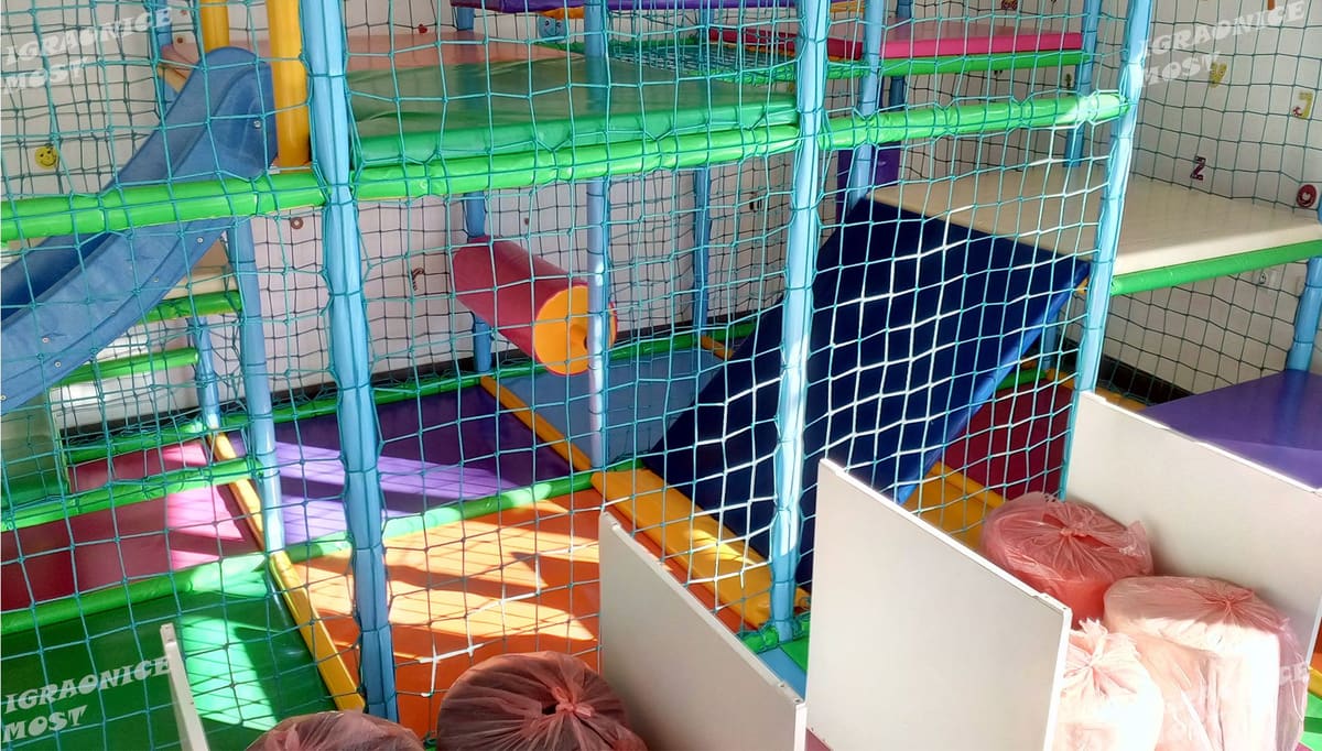 Tobogan u sredini lavirinta sa penjalicama i platformama na dva nivoa