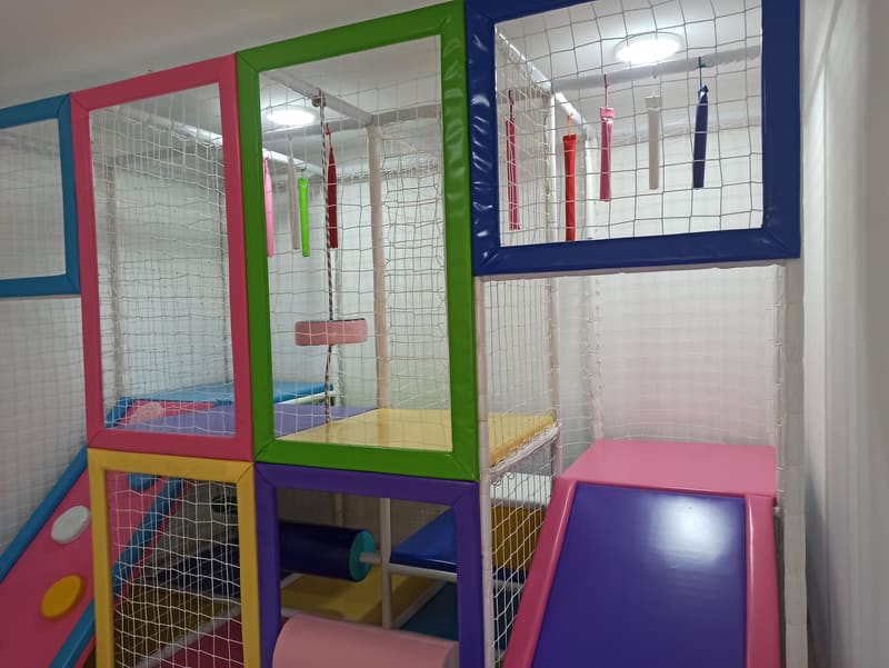Gornji nivo konstrukcije sa visećim mekim preprekama i mrežastim zidovima
