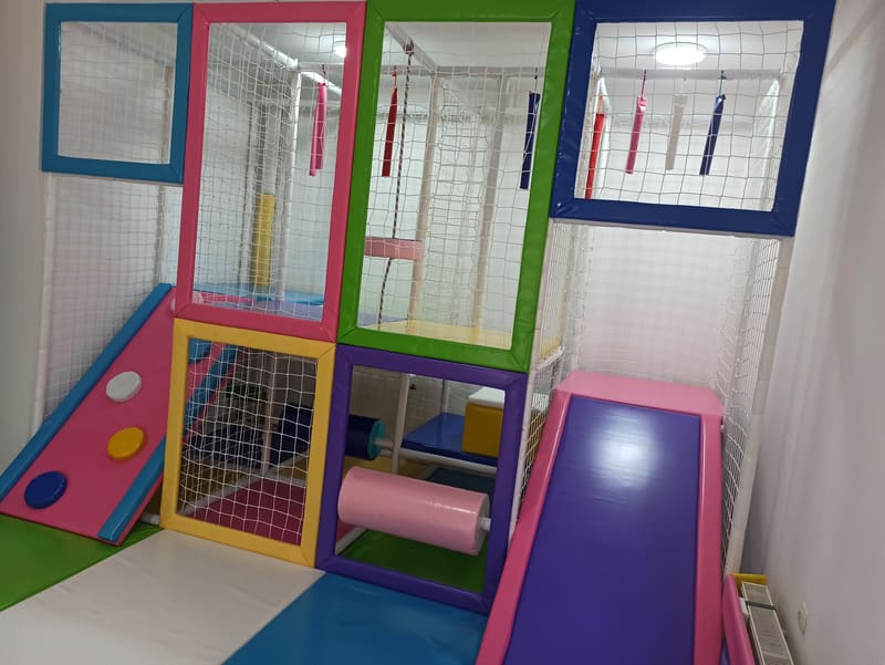 Konstrukcija izbliza — rampa sa hvatovima, mrežasti otvori i ljubičasta kosina