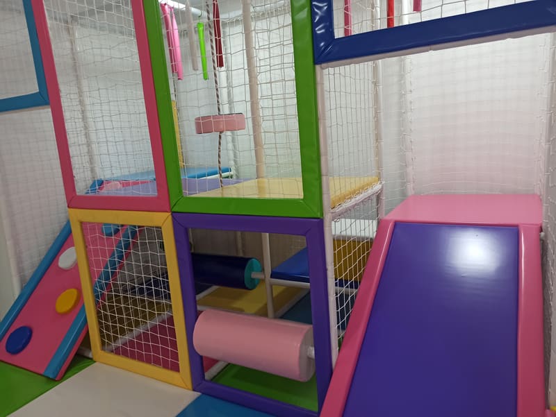 Ljubičasta kosina za spuštanje i meki valjak u donjem delu konstrukcije