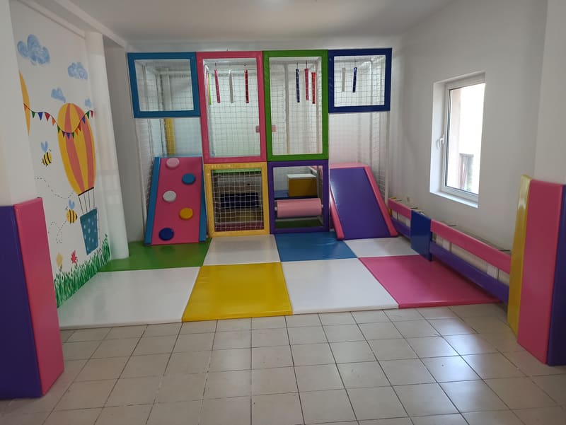 Prostor za igru sa mekim podom, tapaciranim oblogama radijatora i ugla vrata