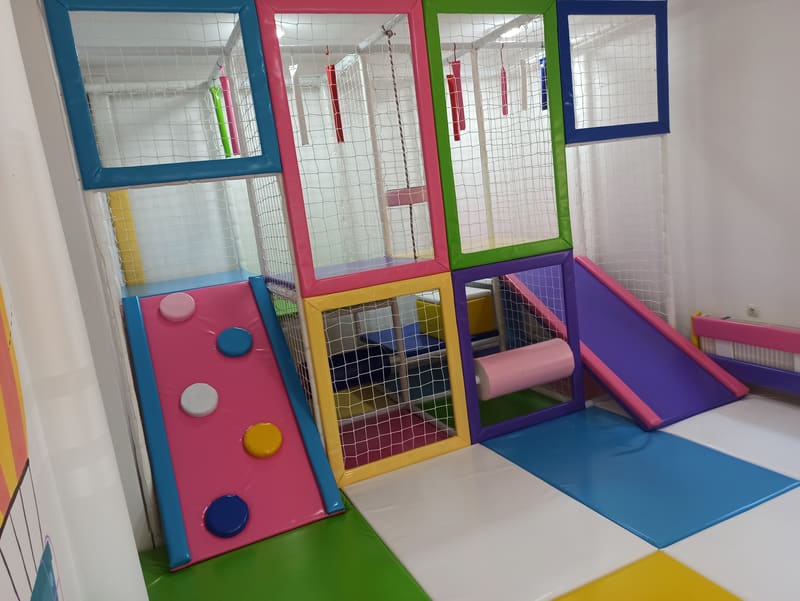 Roza rampa sa hvatovima za penjanje, meki valjak i kosina za spuštanje