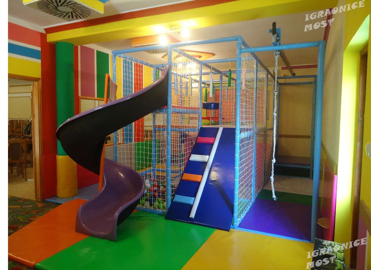 Lavirint u Neuzini sa ljubičastim toboganom i zidovima u jakim bojama