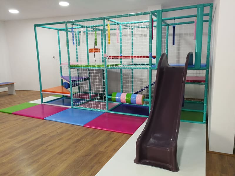 Lavirint sa toboganom i platformama na dva nivoa, snimljen iz ugla sale