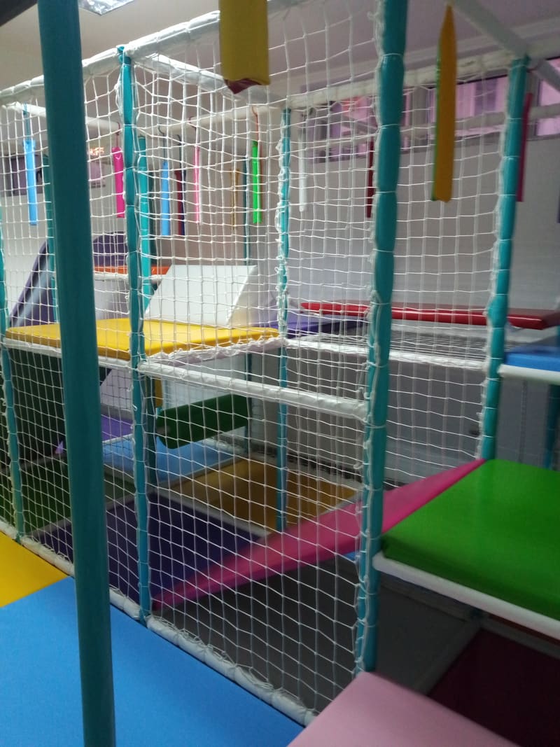 Lavirint kroz mrežu — rampa, zelena platforma i viseće prepreke