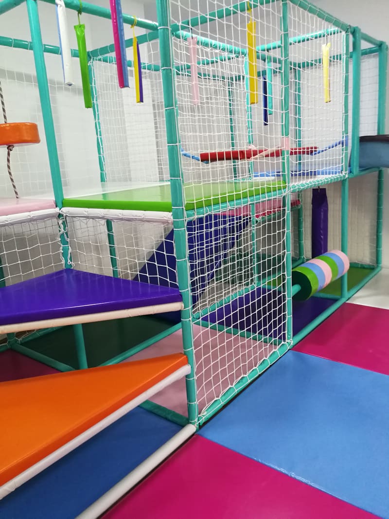 Lavirint sa strane — narandžasti trouglasti stepenici, platforme i mreže