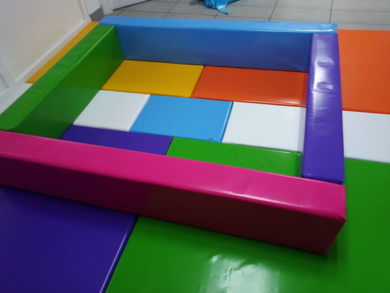 Meki bazen izbliza — tapacirane ivice i dno od podloga u boji